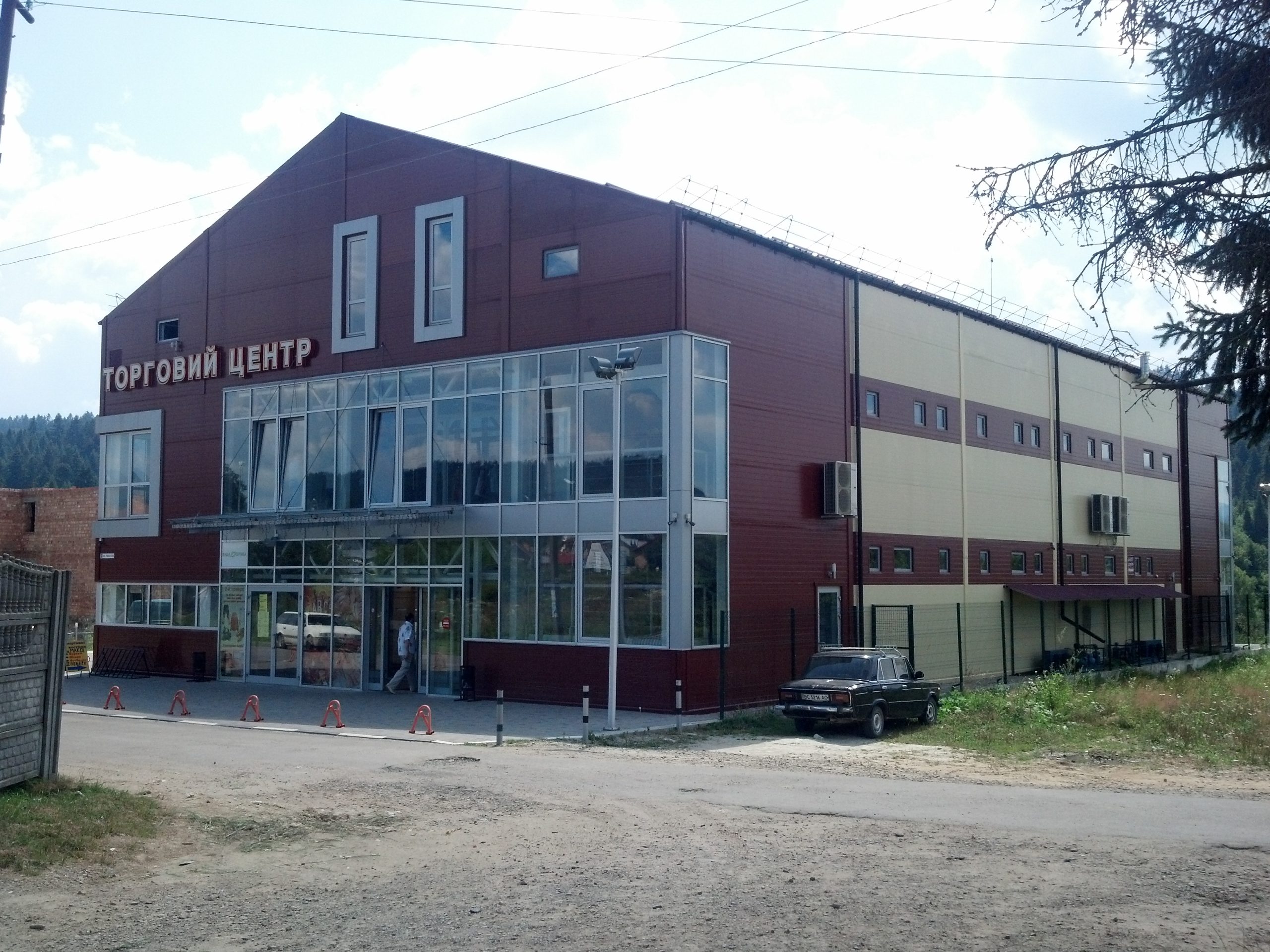 Торговий центр в смт. Східниця. Львівська обл.